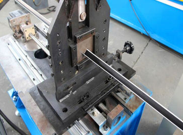 Baja Kecil Membingkai Mesin Cold Roll Forming Dengan Sistem Pemotongan Otomatis