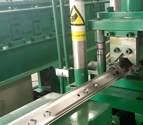 High Speed Rack Shelf Roll Forming Machine Dengan Servo Feeder Dan Hydraulic Punch