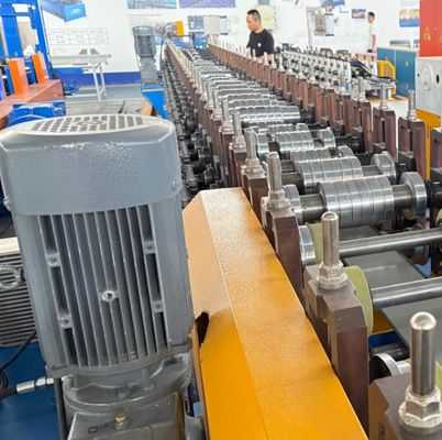 Mesin pembentuk gulungan atap punggungan yang dapat disesuaikan lebarnya