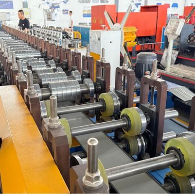 Mesin pembentuk gulungan atap punggungan yang dapat disesuaikan lebarnya