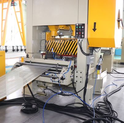 Lini produksi pelubangan dan potong sesuai panjang otomatis